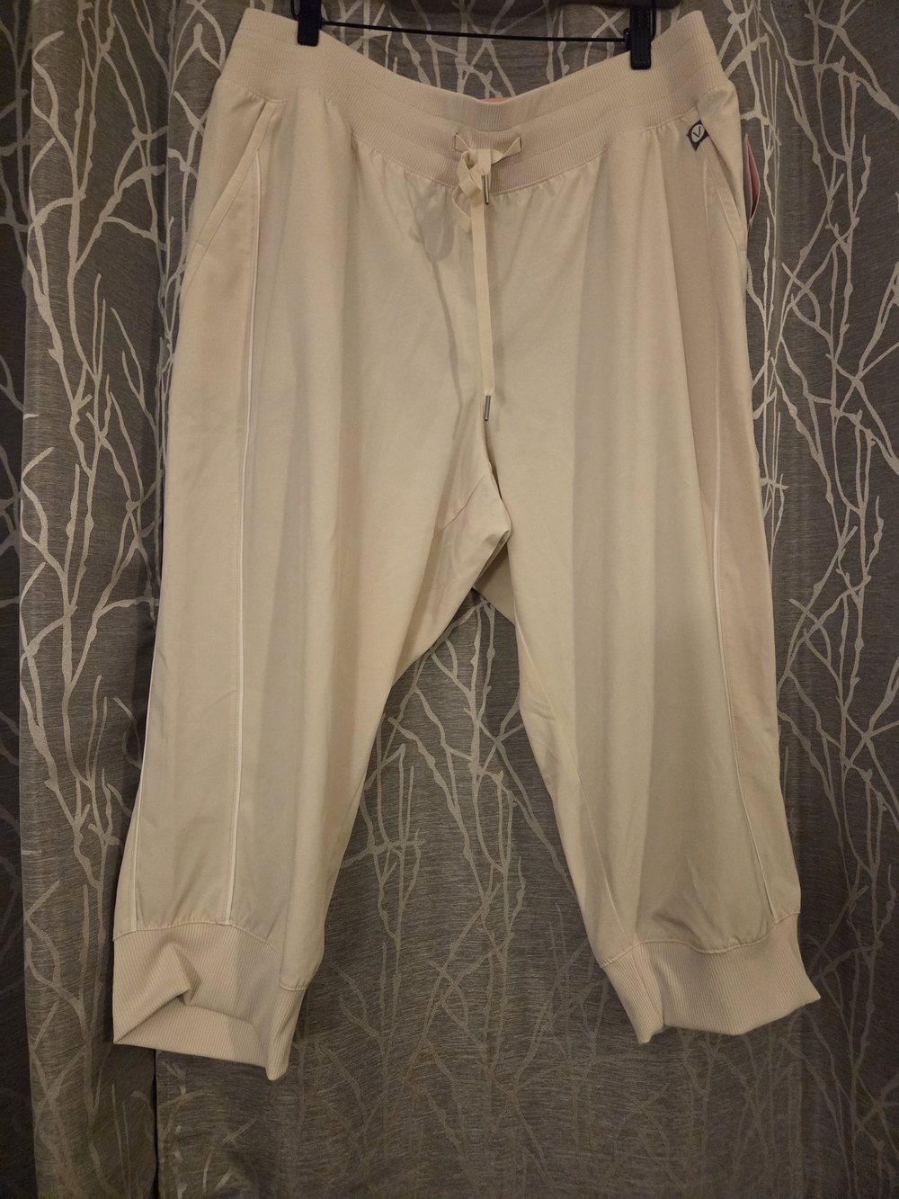 Lane Bryant LIVI Cream Drawstring Cropped Joggers. Size 14/16